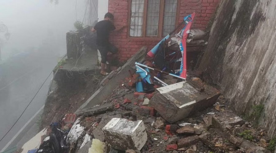 भारी बारिश, मसूरी में मंदिर ढहा